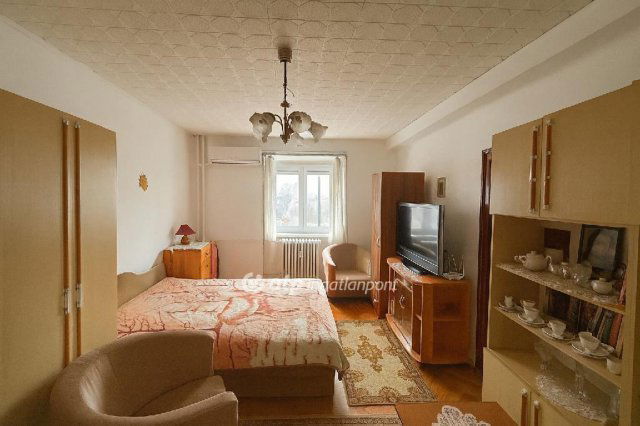 Eladó téglalakás, Dunaújvárosban 40 M Ft, 1+1 szobás