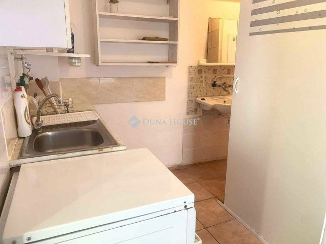 Eladó családi ház, Szegeden 34.9 M Ft, 1 szobás