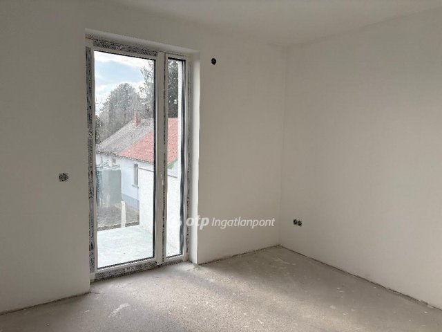 Eladó téglalakás, Balatonakarattyán 131.9 M Ft, 4 szobás