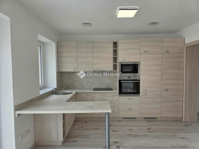 Eladó családi ház, Szekszárdon 99.999 M Ft, 3 szobás