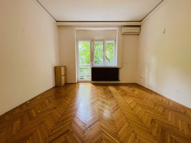 Eladó téglalakás, Budapesten, III. kerületben, Eső utcában