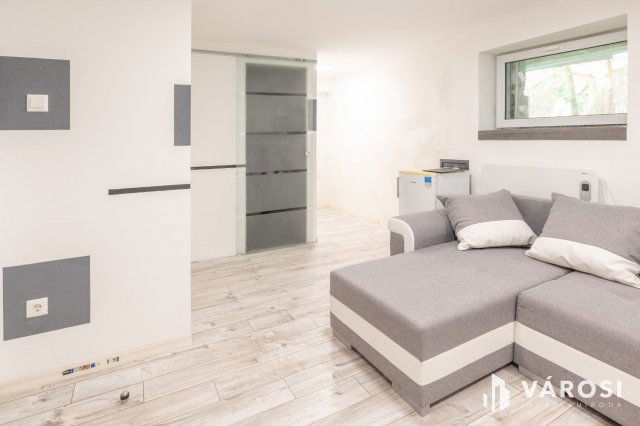 Eladó téglalakás, Szegeden 28 M Ft, 1 szobás