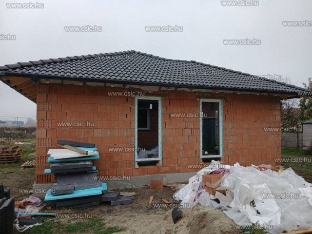 Eladó családi ház, Kiskunlacházán 79.2 M Ft, 5 szobás