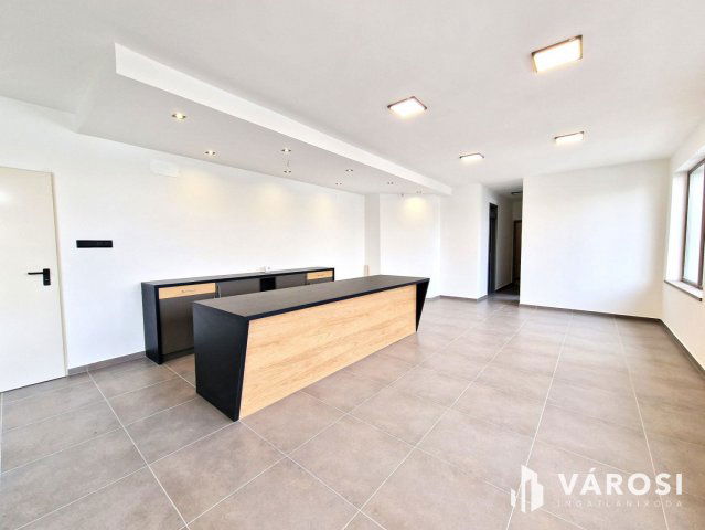 Eladó üzlethelyiség, Békéscsabán 175 M Ft, 7 szobás