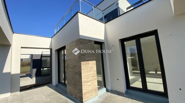 Eladó téglalakás, Győrött 209 M Ft, 4 szobás