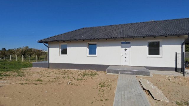 Eladó családi ház, Dánszentmiklóson 58.5 M Ft, 4 szobás