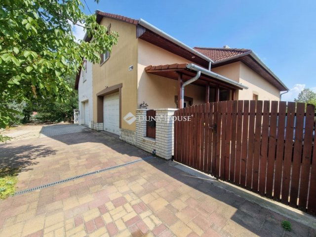 Eladó családi ház, Baján 77.9 M Ft, 6 szobás