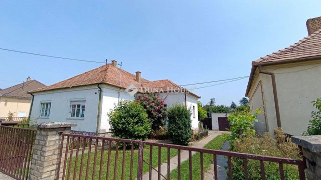Eladó családi ház, Bólyban, Szegfű utcában 58 M Ft, 6 szobás