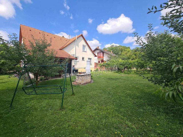Eladó családi ház, Dunaújvárosban 89 M Ft, 4+1 szobás