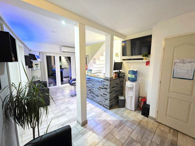 Eladó üzlethelyiség, Dunaújvárosban, Szabadság úton 42 M Ft