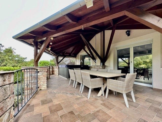 Eladó családi ház, Pécsett 280 M Ft, 9 szobás