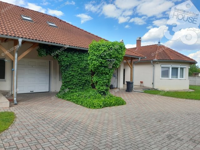 Eladó családi ház, Barcson 99.9 M Ft, 7 szobás