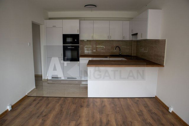 Eladó panellakás, Szegeden 68.8 M Ft, 4 szobás