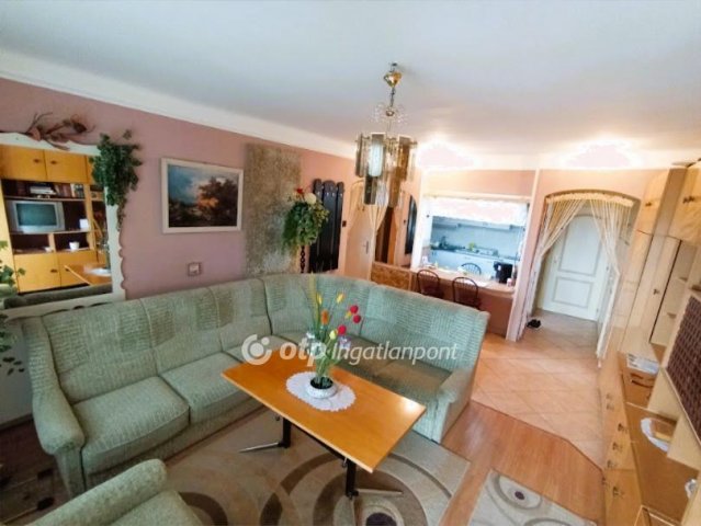 Eladó téglalakás, Gyöngyösön 42 M Ft, 2+2 szobás