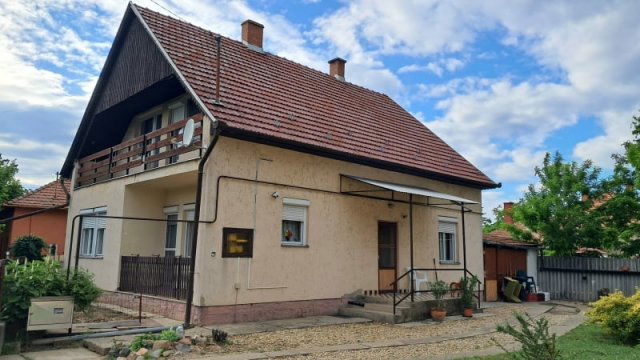 Eladó családi ház, Tiszaföldváron 35.9 M Ft, 5 szobás