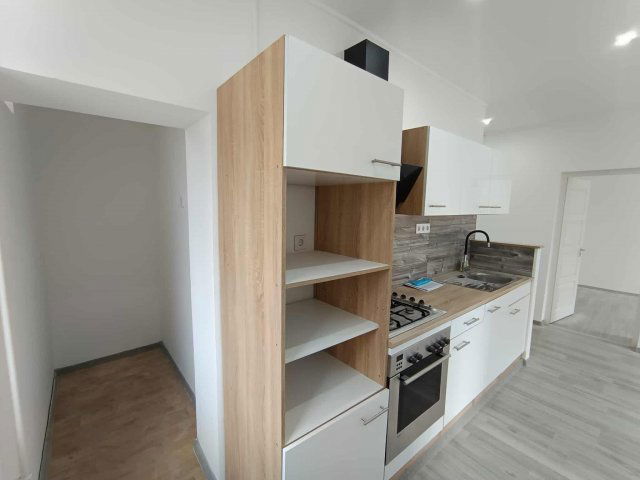 Kiadó téglalakás, albérlet, Komlón, Petőfi téren, 2 szobás