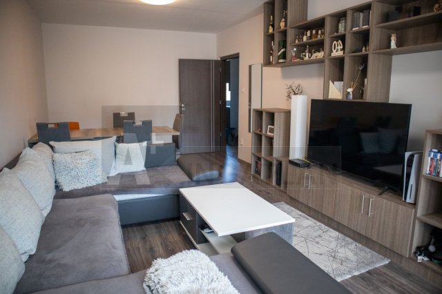 Eladó panellakás, Szegeden 59.9 M Ft, 2 szobás