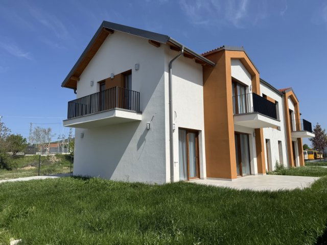 Eladó ikerház, Balatonfüreden 150 M Ft, 5 szobás