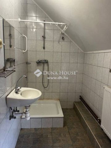 Eladó üzlethelyiség, Szentlászlón 75 M Ft
