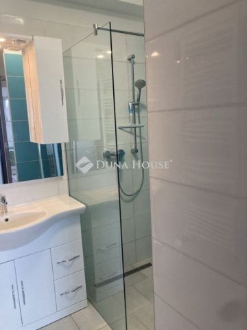 Eladó téglalakás, Pécsett 77.625 M Ft, 3 szobás