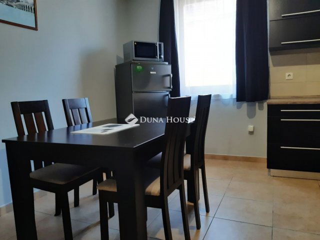 Kiadó téglalakás, albérlet, Pécsett 220 E Ft / hó, 3 szobás