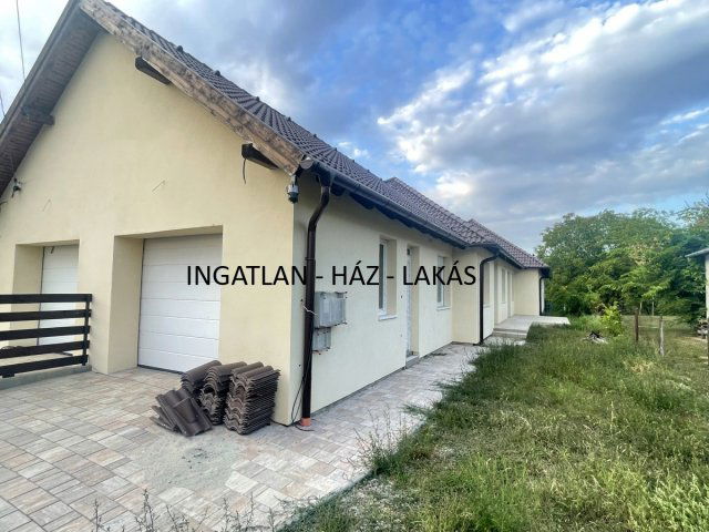Eladó ikerház, Veresegyházon 94.9 M Ft, 5 szobás