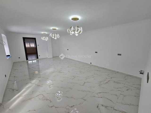 Eladó családi ház, Lajoskomáromban 53.5 M Ft, 4 szobás