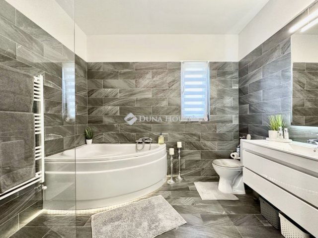 Eladó családi ház, Pécsett 115 M Ft, 4 szobás