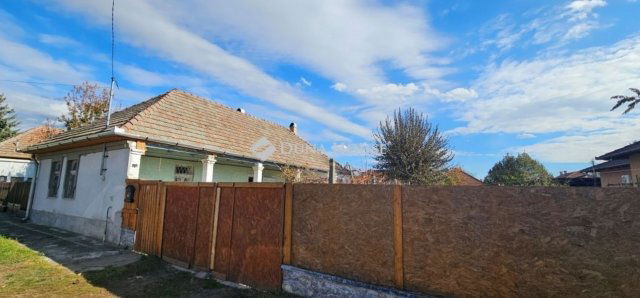 Eladó családi ház, Tápiószecsőn 27.9 M Ft, 2 szobás