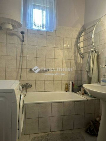 Eladó családi ház, Vecsésen 53.9 M Ft, 9 szobás
