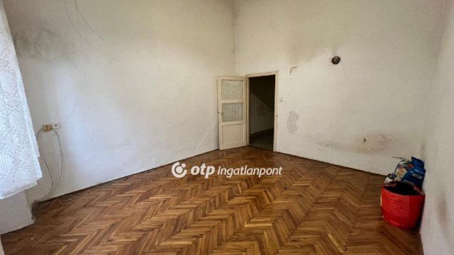 Eladó téglalakás, Pápán 12.9 M Ft, 1 szobás