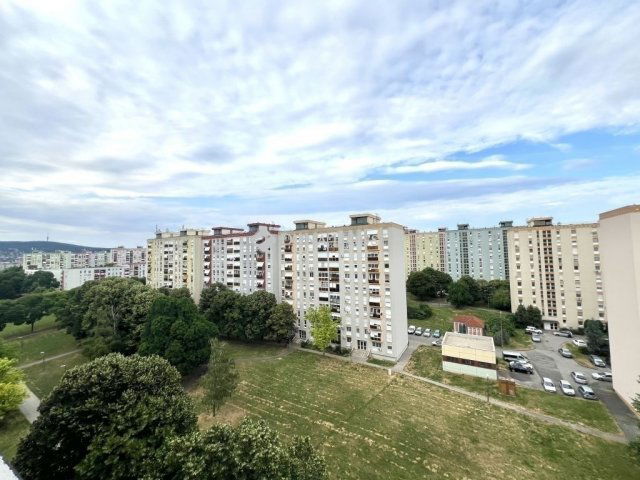Eladó panellakás, Pécsett 42.9 M Ft, 3 szobás