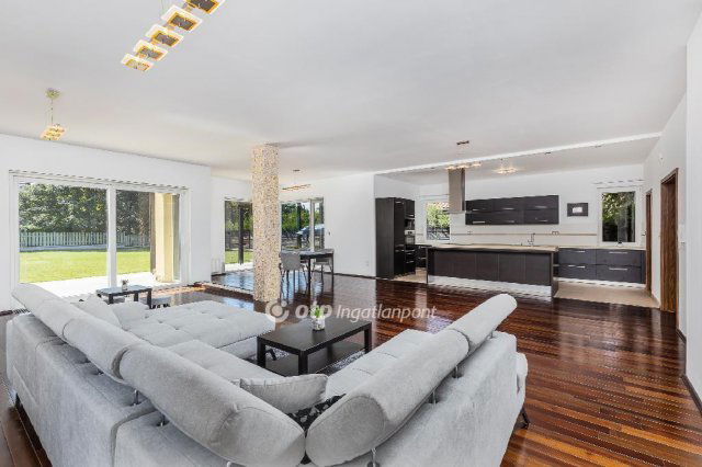 Eladó családi ház, Telkin 399.9 M Ft, 6 szobás