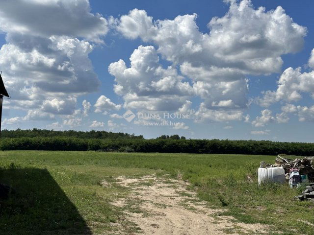 Eladó mezogazdasagi ingatlan, Monoron 200 M Ft
