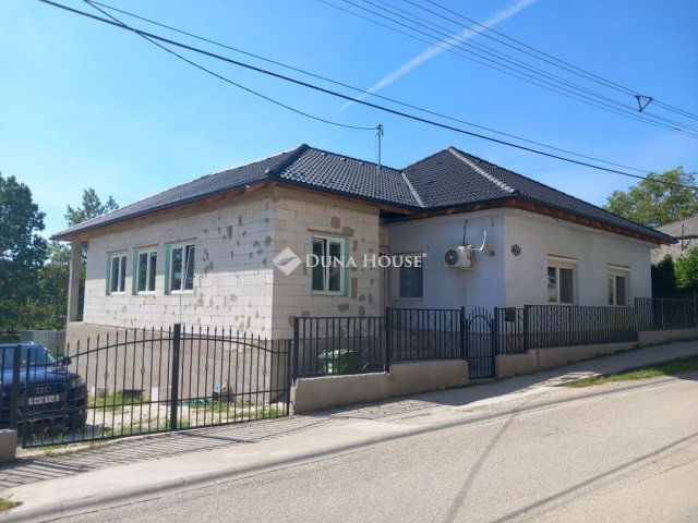 Eladó családi ház, Mányon 89.99 M Ft, 3 szobás
