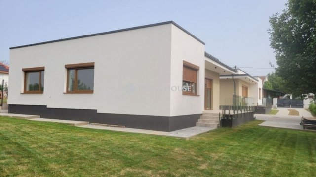 Eladó családi ház, Pécsett 118.9 M Ft, 4 szobás
