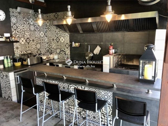 Eladó családi ház, Vecsésen 245 M Ft, 5 szobás