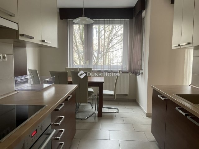 Eladó téglalakás, Kecskeméten 88 M Ft, 3 szobás