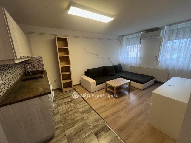 Eladó téglalakás, Szegeden 50.9 M Ft, 2+1 szobás