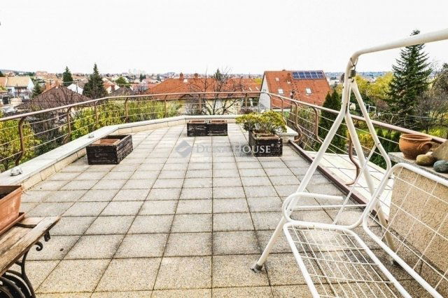 Eladó családi ház, Pécsett 170 M Ft, 7 szobás