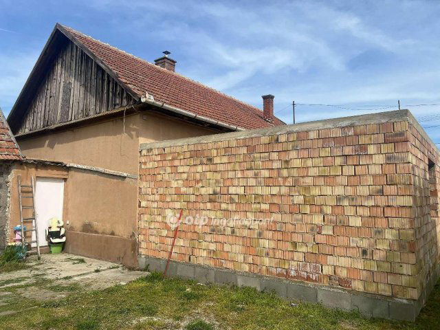 Eladó családi ház, Újszászon 19.9 M Ft, 2 szobás
