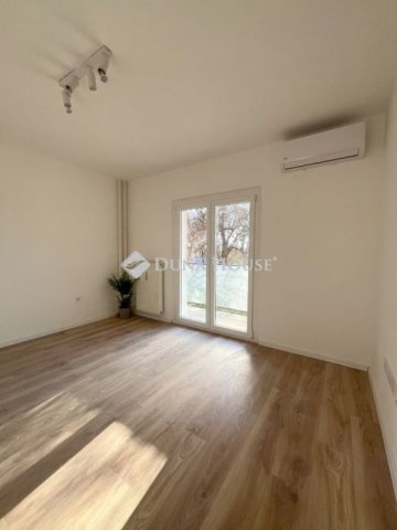 Eladó panellakás, Pécsett 53.9 M Ft, 2 szobás