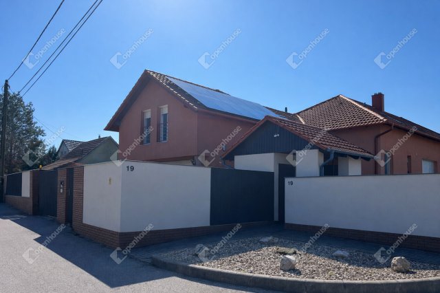 Eladó családi ház, Székesfehérvárott 154 M Ft, 5 szobás