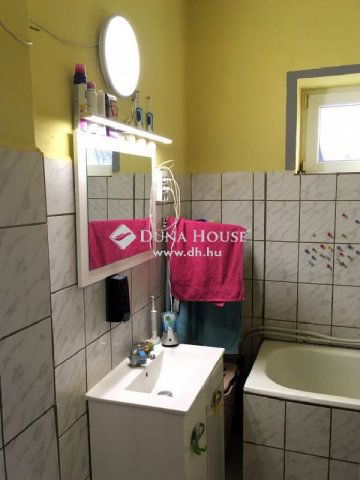 Eladó családi ház, Bakonynánán 75 M Ft, 2 szobás