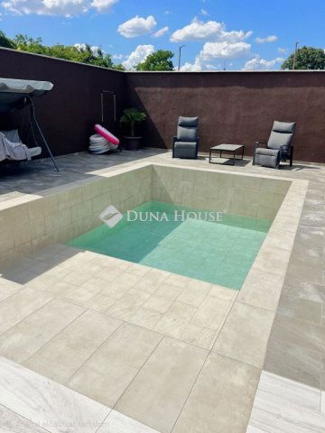 Eladó családi ház, Pécsett 129.9 M Ft, 6 szobás