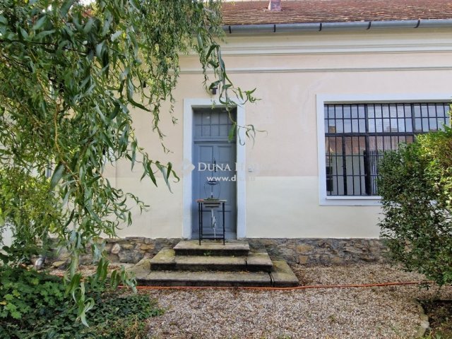 Eladó családi ház, Porván 135 M Ft, 10 szobás