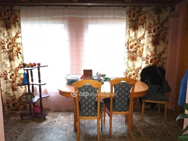 Eladó családi ház, Ajkán 22.5 M Ft, 3 szobás