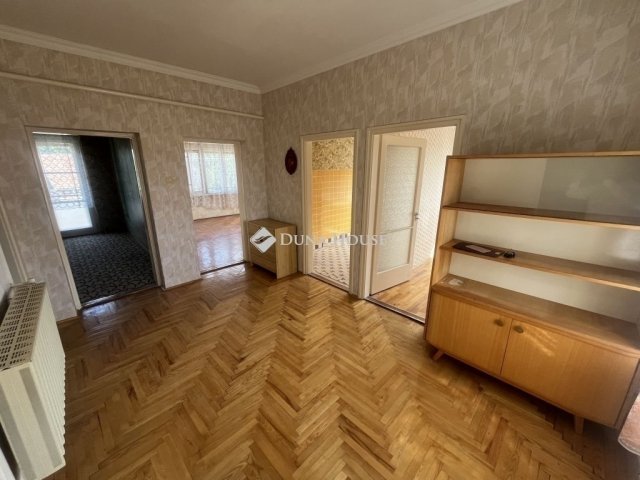 Eladó családi ház, Dánszentmiklóson 65 M Ft, 5 szobás