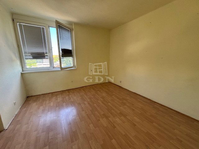 Eladó panellakás, Komáromban 35 M Ft, 2 szobás