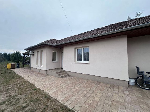 Eladó családi ház, Sándorfalván 90 M Ft, 1+2 szobás